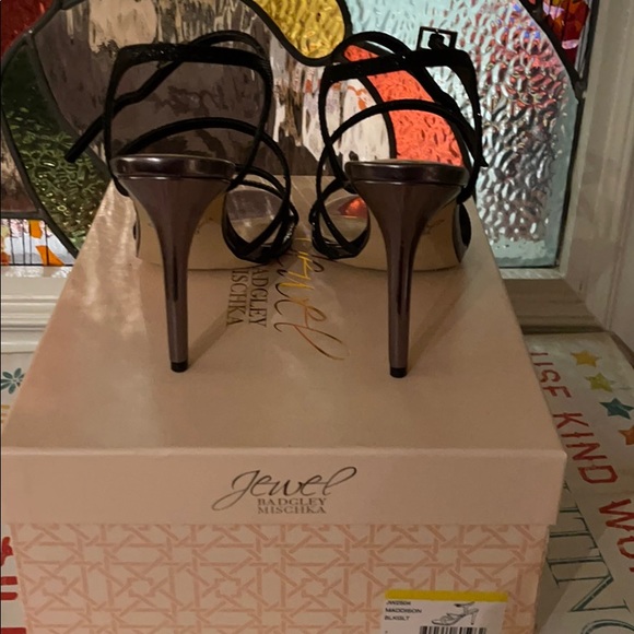 Brand new! Never worn shoes with original box - Picture 3 of 3